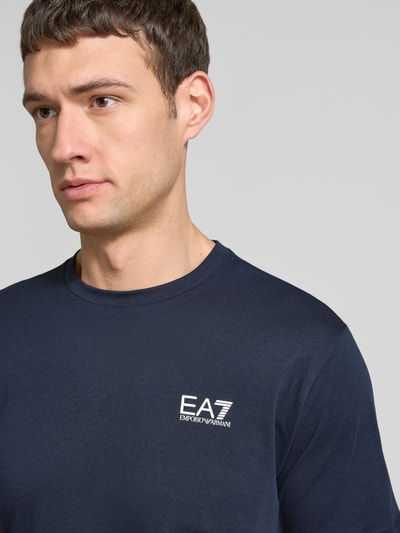 EA7 Emporio Armani T-Shirt mit Label-Print Dunkelblau 3