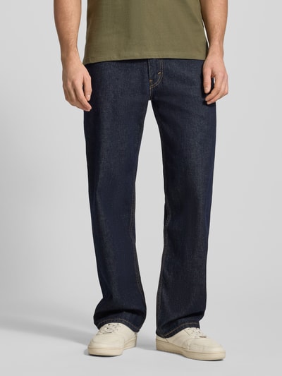 Männermodel trägt Jeans mit 5-Pocket-Design von Levi's®, dunkelblauer Denim, Reine Baumwolle, Slim-Fit, Ganzkörperansicht von vorne.