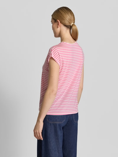 Frauenmodel trägt Relaxed Fit T-Shirt aus Lyocell-Mix Modell 'AVA' von Vero Moda, rosa-weiß gestreift, kurzarm, Ganzkörperansicht Rückansicht.