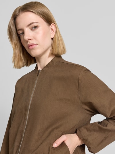 Frauenmodel trägt Boxy Fit Bomberjacke aus Leinen-Baumwoll-Mix von s.Oliver RED LABEL, Optik: Unifarben, Flammgarn, Nahaufnahme Oberkörper.