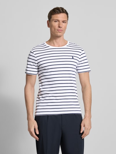 Männermodel trägt Regular Fit T-Shirt aus reiner Baumwolle von Polo Ralph Lauren mit Allover-Streifenmuster, Logo-Stitching, Nahaufnahme Oberkörper.