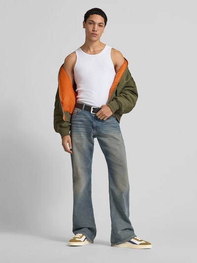 Männermodel trägt Sneaker mit Label-Details von Dsquared2, weiß-beige, strukturierte Sohle, Schnürverschluss, Ganzkörperansicht von vorne. Absatzhöhe bei Größe 44: 4 cm, Schafthöhe bei Größe 44: 8 cm.