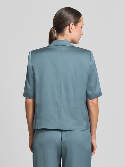 Frauenmodel trägt Slim Fit Blazer mit 1/2-Arm von SWING in Blau, glatte Oberfläche, Reverskragen, Pattentaschen, Ganzkörperansicht Rückansicht.