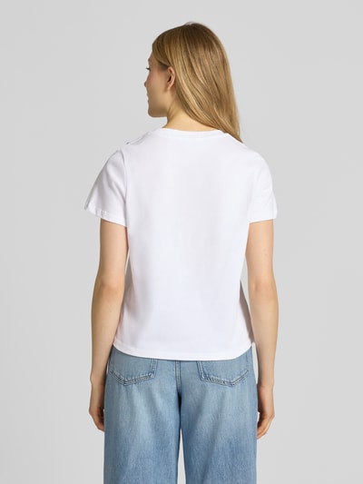 Kobiece model nosi T-Shirt mit Stitchings und Perlen od Rich & Royal z bawełny, krój regular fit, okrągły dekolt, długość tyłu 54 cm, widok całej sylwetki od tyłu.