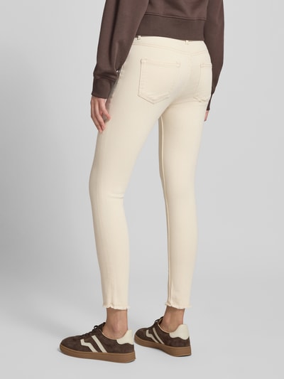 Vrouwenmodel draagt Skinny Fit Jeans uit katoenmix model 'BLUSH' van Only, effen, mid waist, ankle, 5-pocket-design, beige, achteraanzicht.