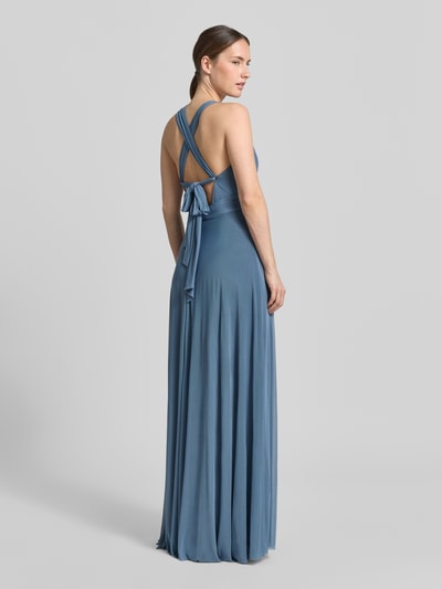 Vrouwenmodel draagt maxi-jurk met V-hals en tailleband van Jake*s Cocktail, materiaalmix met stretch, getailleerd model, ruglengte 130 cm, borstwijdte 29 cm, blauw, gladde textuur, geheel beeld van achteren