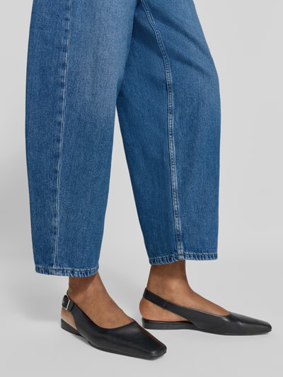 Frauenmodel trägt Barrel Jeans aus Baumwoll-Mix von Jake*s Casual in Mittelblau mit lockerer Passform, Nahaufnahme Unterkörper.