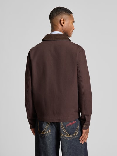 Männermodel trägt Regular Fit Jacke mit Umlegekragen von MCNEAL in Braun aus reiner Baumwolle, Rückenansicht, Ganzkörperansicht Rückansicht.