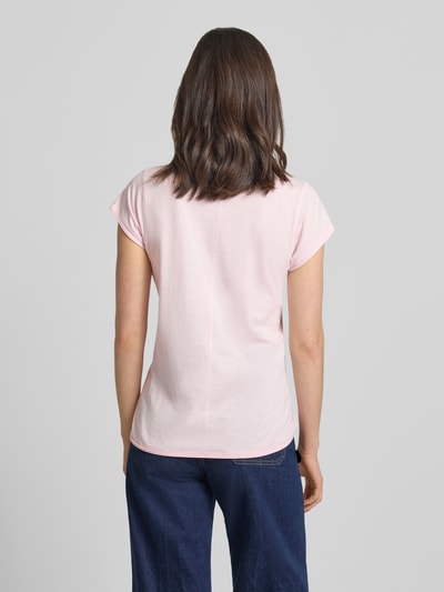 Frauenmodel trägt T-Shirt mit V-Ausschnitt von Christian Berg Woman in zartem Rosa, Reine Baumwolle, Regular-Fit, Rollsaum, Rückenlänge 59 cm bei Größe S, Ganzkörperansicht Rückansicht.