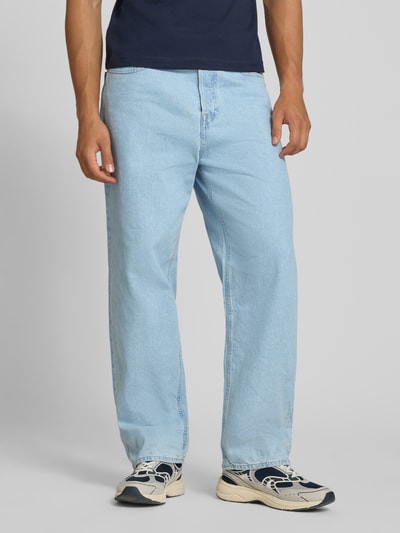 Mężczyzna prezentuje Straight Fit Jeans aus reiner Baumwolle Modell 'Alex' von JACK & JONES, jasnoniebieski, 5 kieszeni, zapięcie na guzik i zamek błyskawiczny, szerokość w rozmiarze 32/32: 43 cm, długość wewnętrzna nogawki w rozmiarze 32/32: 77 cm, bawełna, Ganzkörperansicht von vorne.