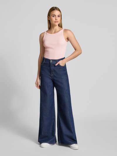 Frauenmodel trägt Trägertop in Ripp-Optik Modell 'Izli' von OPUS in Rosa, kombiniert mit dunkelblauer Jeans; Ganzkörperansicht von vorne. Baumwoll-Elasthan-Mix, Slim Fit, Rückenlänge bei Größe 36: 51 cm.