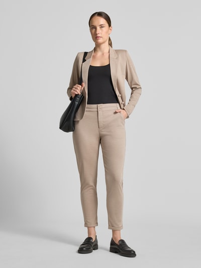 Frauenmodel trägt Skinny Fit Stoffhose mit Viskose-Anteil Modell 'NANNI' von FREE/QUENT in Beige, elastischer Material-Mix, 7/8-Länge, Ganzkörperansicht von vorne.