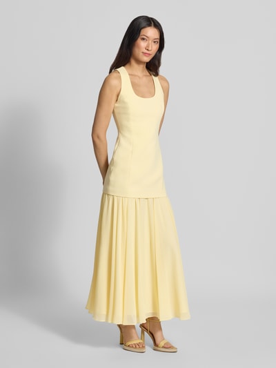 Vrouwenmodel draagt avondjurk met viscose van Forever New, model 'Melva', vierkante hals, mouwloos design, maxilengte, geheelbeeld vooraan.