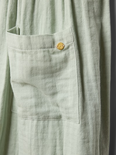 Detailopname van lichtgroene, zachte katoenstof met opgestikte steekzak en goudkleurige knoop, Knielanges Kleid mit Schmetterlingsärmeln van Blue Seven, puur katoen, los model, ruglengte bij maat 116: 65 cm