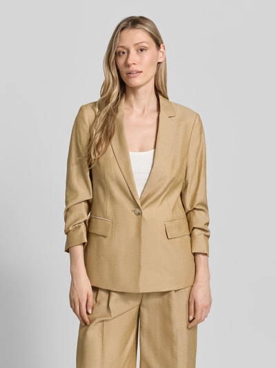 Frauenmodel trägt Slim Fit Blazer mit Pattentaschen und gerafften Ärmeln von Comma, Material-Mix mit Leinen-Anteil, Reverskragen, Knopfverschluss, Farbe Beige, Strukturierte Optik, Ganzkörperansicht von vorne.