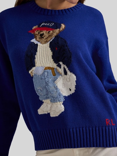 Frauenmodel trägt Regular Fit Strickpullover mit Polo-Bear-Intarsia von Polo Ralph Lauren in Unifarben, reine Baumwolle, Nahaufnahme Oberkörper