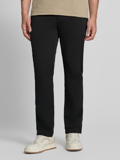 Männermodel trägt Tapered Fit Hose mit Gesäßtaschen von MCNEAL in Schwarz, Eingrifftaschen, Knopf- und Reißverschluss, Ganzkörperansicht von vorne. Bundweite 45 cm, Innenbeinlänge 80 cm bei Größe M.