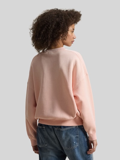Kobiece modelka nosi Regular Fit Sweatshirt aus Baumwoll-Mix od Polo Ralph Lauren, różowy, bawełna, tył, ujęcie całej sylwetki z tyłu.