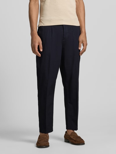 Männermodel trägt dunkelblaue Hose mit Gesäßtaschen Modell 'PANTALACCIO POPELINE' von MARKUP, Baumwoll-Elasthan-Mix, Regular-Fit, Nahaufnahme Unterkörper.