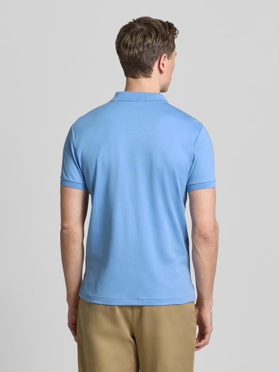 Männermodel trägt Regular Fit Poloshirt aus reiner Baumwolle von Polo Ralph Lauren in Hellblau, unifarben, kurzarm, Ganzkörperansicht Rückansicht.