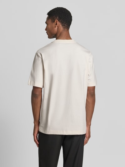 Männermodel trägt Herren T-Shirt von BOSS Modell 'C-TAMES 03' in Optik: Unifarben, Passform: Regular-Fit, reine Baumwolle, Ganzkörperansicht Rückansicht.