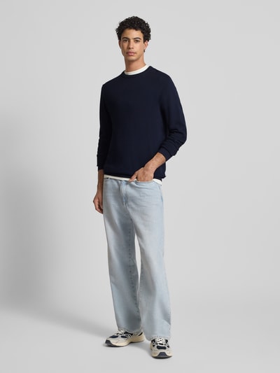 Männermodel trägt Strickpullover mit Rundhalsausschnitt Modell 'OTTO' von JACK & JONES in Dunkelblau, Strukturmuster, Regular-Fit, Reine Baumwolle, Ganzkörperansicht von vorne.