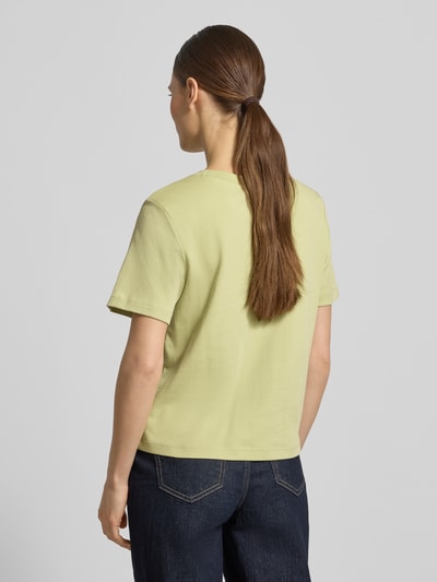 Frauenmodel trägt Regular Fit T-Shirt aus reiner Baumwolle von s.Oliver RED LABEL in Hellgelb, Jersey-Oberfläche, Rückansicht, Ganzkörperansicht.
