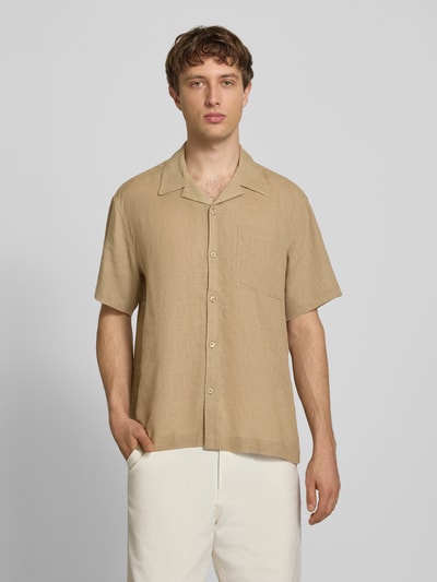 Männermodel trägt Relaxed Fit Freizeithemd aus Leinen-Viskose-Mix Modell 'LAURENCE' von Only & Sons, Optik: Unifarben, Reverskragen, Einreihig, Ärmelform: Kurzarm, Brusttasche, beige Textur, Ganzkörperansicht von vorne.