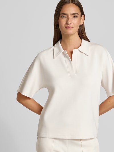 Kobiece model nosi Regular Fit Poloshirt mit V-Ausschnitt od Christian Berg Woman, mieszanka materiałów z domieszką modalu, rękaw o dł. 1/2, jasny kolor, jednolita struktura, całkowity widok z przodu