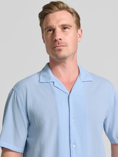 Männermodel trägt Regular Fit Freizeithemd mit Reverskragen von MCNEAL aus Reine Baumwolle, Knopfleiste, Nahaufnahme Oberkörper.