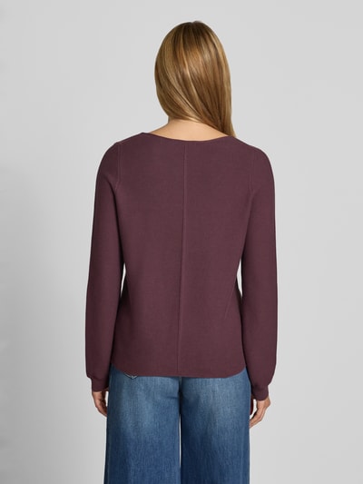 Frauenmodel trägt Pullover aus reiner Baumwolle in Strick-Optik von Christian Berg Woman, dunkellila Farbe, Ganzkörperansicht Rückansicht.