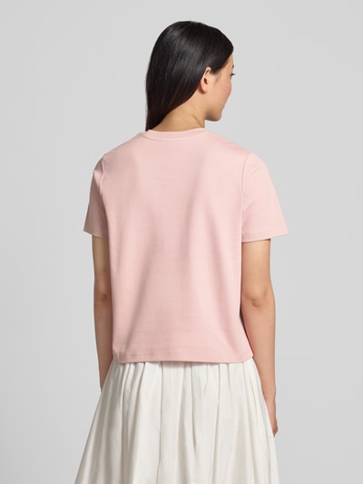 Frauenmodel trägt T-Shirt mit floralen Applikationen von Christian Berg Woman in Rosa, Reine Baumwolle, Gerader-Schnitt, 1/2-Arm, Rückenlänge bei Größe S 52 cm, Ganzkörperansicht Rückansicht