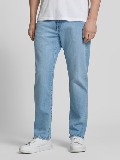 Männermodel trägt Relaxed Tapered Fit Jeans mit Eingrifftaschen von PAUL SMITH aus Baumwoll-Elasthan-Mix, hellblau, Ganzkörperansicht von vorne. Bundweite bei Größe 32/R 44 cm, Innenbeinlänge 80 cm, mit Gesäßtaschen.