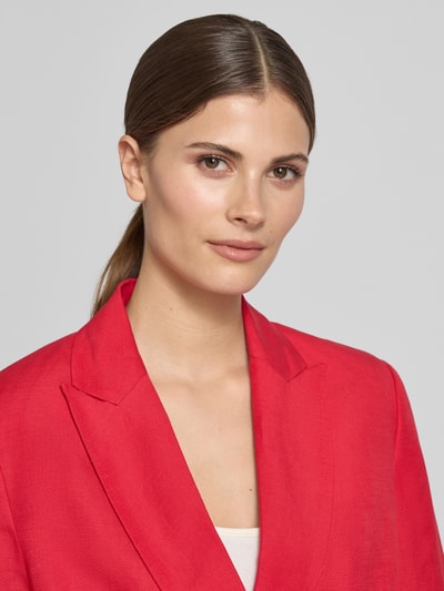 Frauenmodel trägt Regular Fit Blazer aus Leinen-Mix mit Viskose-Anteil von Christian Berg Woman Selection, leuchtendes Rot, Nahaufnahme Oberkörper. Enthält Pattentaschen, doppelreihige Knopfleiste, Rückenlänge bei Größe 36: 71 cm, Brustweite: 48 cm, Ärmellänge: 63 cm.