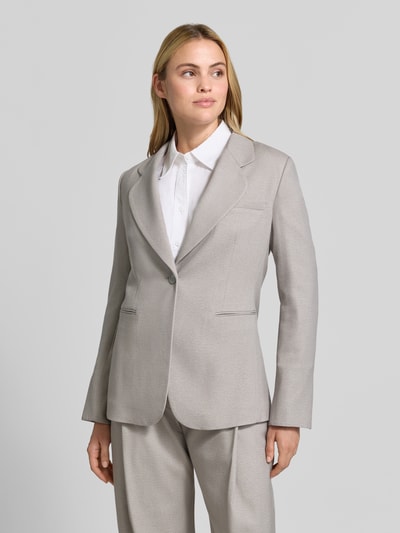Frauenmodel trägt Blazer mit Reverskragen und Brustleistentasche von Emporio Armani in Hellgrau, Material-Mix mit Viskose-Anteil, taillierter Schnitt, Knopfverschluss, angedeutete Leistentaschen, Ganzkörperansicht von vorne.