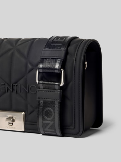 Produktfoto, Clutch in Stepp-Optik Modell 'Jellies' von VALENTINO BAGS, schwarzes strukturiertes Material, silberne Details, Logo-Prägung, breiter abnehmbarer Schulterriemen, aus Hauptfach mit Überschlag, für Damen, Kontext: Maße 25x15x9 cm, Riemenlänge 104 cm.