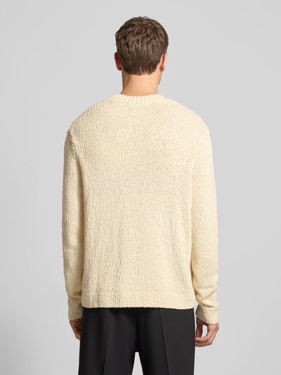 Männermodel trägt Regular Fit Strickpullover aus reiner Bio-Baumwolle Modell 'Angus' von SELECTED HOMME, Optik: Unifarben, Struktur-Muster, V-Ausschnitt, Langarm, Bündchen: Gerippt, Materialverarbeitung: Strick, Farbe: Creme, Ganzkörperansicht Rückansicht.