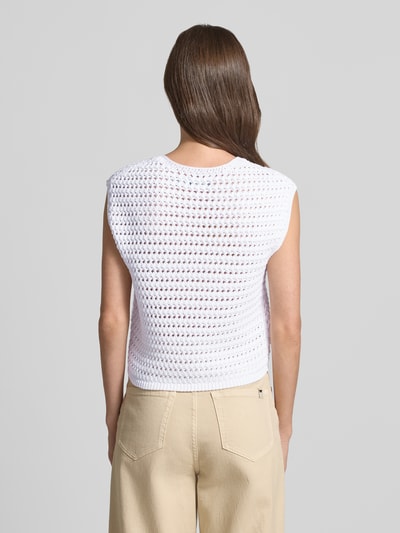 Männermodel trägt Regular Fit Pullunder aus reiner Baumwolle von Polo Ralph Lauren, unifarben, strukturierte Strickoptik, Rundhals, Logo-Stitching, Ganzkörperansicht Rückansicht