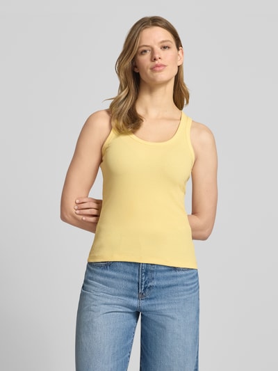 Kobiece model prezentuje Tanktop in Ripp-Optik model 'FRIDA' od JJXX z mieszanki bawełny i elastanu, krój slim fit, okrągły dekolt, długość tyłu w rozmiarze S: 54 cm, jasny żółty kolor, przód w całości, zdjęcie w ujęciu typu: Ganzkörperansicht von vorne.