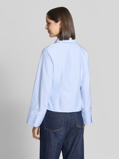 Frauenmodel trägt Oversized Fit Hemdbluse aus Baumwoll-Mix mit Ziernähten von Neo Noir in Hellblau, ganzkörperansicht rückansicht. Damen Hemdbluse, durchgehende Knopfleiste, Hemdblusenkragen, langärmliges Design, 1-Knopf-Manschetten, Rückenlänge 55 cm, Ärmellänge 61 cm.