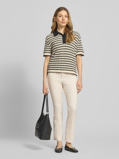 Frauenmodel trägt Flared Fit Jeans mit Lyocell-Anteil Modell 'Ashley' von MOS MOSH im Creme-Ton, Lyocell-Baumwolle-Mix, Knopf-Reißverschluss, Bundweite 39 cm, Innenbeinlänge 72 cm, Ganzkörperansicht von vorne.