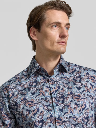 Mannelijk model draagt zakelijk overhemd Comfort Fit Businesshemd uit pure katoen model 'New Kent' van OLYMP, Heren Businesshemd van OLYMP Luxor, close-up bovenlichaam.
