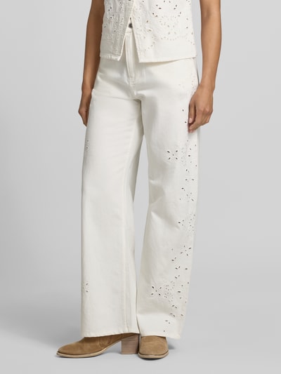 Frauenmodel trägt Wide-Fit Damen Jeans mit florales Loch-Stickereien Modell 'Joana' von Mango aus Reine Baumwolle in Creme, Eingriffstaschen, Gesäßtasche, Knopf-Reißverschluss, Bundweite 37 cm, Innenbeinlänge 76 cm, Ganzkörperansicht von vorne.