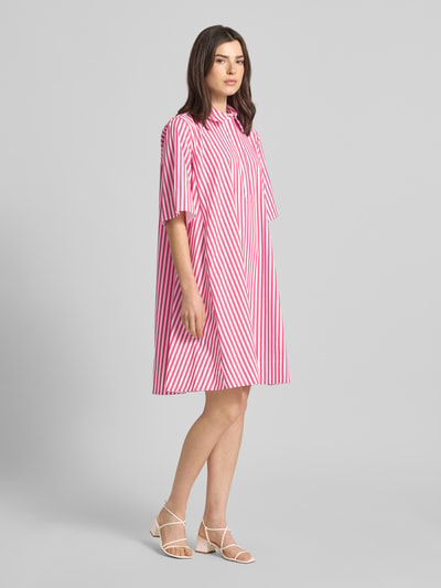 Vrouwenmodel draagt knielang gestreept roze-wit Knielanges Kleid mit Kentkragen Modell 'Doresa' van JOOP!, katoenmix stretch, loose fit, Kentkraag, 3/4 mouw, voorkant volledige lichaamsopname.