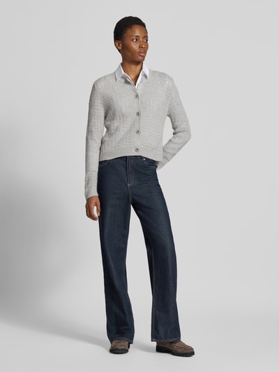 Frauenmodel trägt Regular Fit Cardigan aus Schurwoll-Mix mit Kaschmir-Anteil von windsor., hellgrau, Strick-Optik, Ganzkörperansicht von vorne.