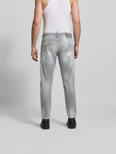 Männermodel trägt Slim Fit Jeans mit Logo-Detail von Dsquared2 aus elastischem Baumwoll-Mix, 5-Pocket-Design, hellgrau, Ganzkörperansicht Rückansicht. Innenbeinlänge bei Größe 50: 73 cm, Bundweite bei Größe 50: 44 cm.