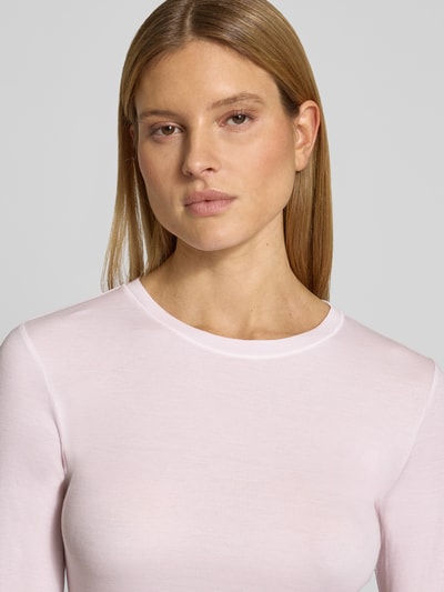 Frauenmodel trägt Slim Fit Langarmshirt aus Lyocell-Mix von Marc O'Polo, Optik: Unifarben, Rundhals, Ripp, Nahaufnahme Oberkörper.