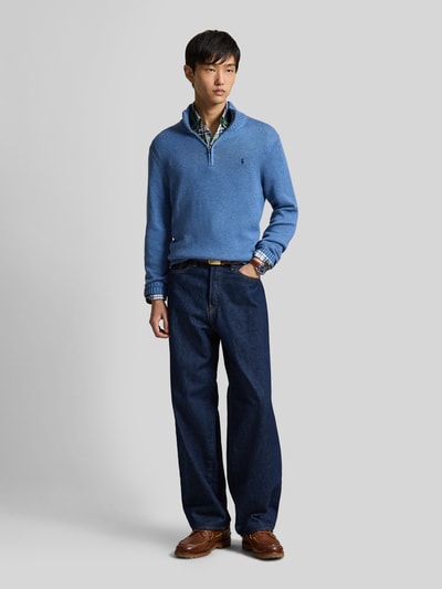 Mannenmodel draagt Regular fit schipperstrui uit puur katoen van Polo Ralph Lauren in lichtblauw, donkerblauwe broek, Ganzkörperansicht von vorne.