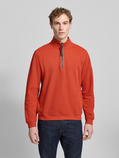 Männermodel trägt Sweatshirt mit Stehkragen und Reißverschluss von Lerros aus Baumwoll-Mix, Regular-Fit, Strukturmuster, Ganzkörperansicht von vorne.