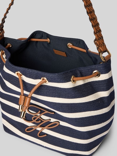 Produktfoto, Beuteltasche aus Baumwoll-Mix von Tommy Hilfiger mit Optik:Allover-Muster, Streifenmuster, Logo-Applikation, Tunnelzug und gewebtem, verstellbarem Kontrast-Schulterriemen.